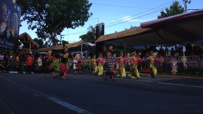 Berpakaian Adat, Jokowi Resmikan Pawai Pesta Kesenian Bali