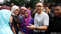 Zulkifli Hasan berbincang dengan para buruh pabrik PT Bineatama Kayone Lestari Tasikmalaya.