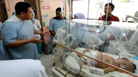 Charles Honoris berbincang dengan tim dokter. Selain itu Charles juga menyerahkan bantuan kepada orang tua bayi yang sehari-harinya bekerja sebagai kuli bangunan.