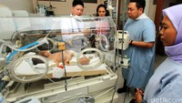 Bayi bernama Cahyo Wibowo itu terbaring di ruang inkubator.