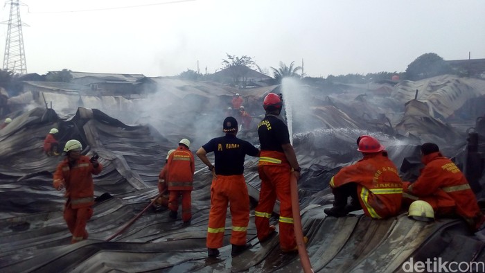 Lapak Terbakar di Pulogadung Tempat Pengolahan Plastik Bekas Jadi Bijih Plastik