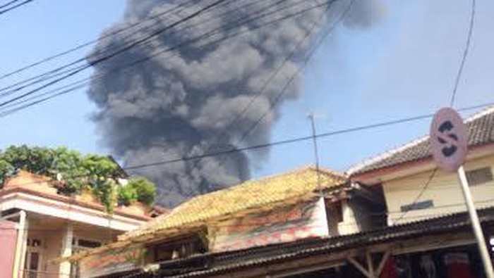 Pabrik Daur Ulang Plastik di Pulogadung Terbakar, 19 Damkar Dikerahkan