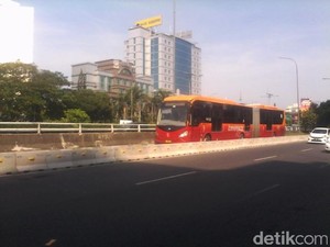 Separator MCB Telah Dipasang, Busway Jl MT Haryono Siap Disterilisasi