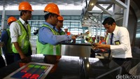 Simulasi dimulai dari saat penumpang masuk ke dalam terminal yakni melalui pemeriksaan di security check point sampai dengan ruang tunggu pesawat atau boarding room.