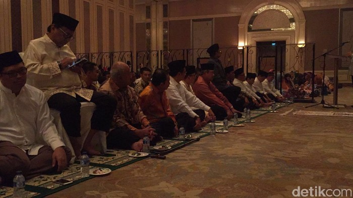 Jokowi dan SBY Duduk Lesehan Sederet di Acara Buka Puasa Bersama Ical