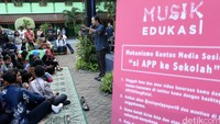 APP Sinar Mas bersama Letto Band selenggarakan Musik Edukasi di 7 Sekolah di Jakarta selain mewakafkan ratusan Al Quran yang selanjutnya di distribusikan pihak sekolah.