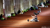 Beginilah cara beragam orang mengisi waktu di bulan Ramadan.