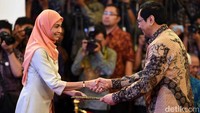 Direktur PT Penjaminan Infrastruktur Indonesia (Persero) (PII) Sinthya Roesly melakukan penyerahan secara simbolis Pernyataan Efektif Penjaminan Pemerintah kepada Presiden Direktur PT BPI Mohammad Effendi di Istana Negara. Istimewa.