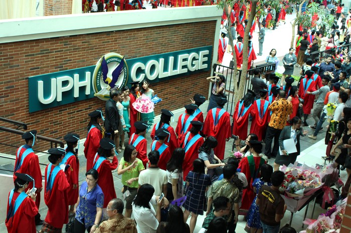 UPH melantik 1260 lulusan pada wisuda ke-29. Para wisudawan terdiri dari 1055 program Sarjana (S1), 203 Magister (S2), dan 2 Doktor (S3).