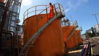 Hal ini dilakukan melalui penggunaan Pembangkit Listrik Tenaga Diesel dan Gas (PLTDG) Pesanggaran Bali dengan menggunakan pasokan Mini Gas LNG (Liquid Natural Gas). Agus Trimukti/Humas PLN