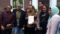 Hanif Dhakiri, didampingi Duta Besar I Gusti Agung Wesaka Puja  di Kantor Kedutaan Indonesia Den Haag, Jumat (10/06) malam waktu setempat atau Sabtu (11/6) pagi WIB. Istimewa.