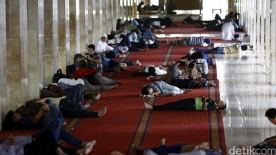 Mengisi Waktu Luang di Masjid Istiqlal