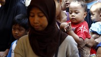 Masyarakat sangat senang dengan adanya pasar murah yang bisa menekan harga kebutuhan bahan pokok.