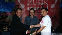 Sejak tahun 2008 sampai dengan 2016 APP Sinar Mas telah mewakafkan sekitar 500 ribu Al Quran melalui berbagai mitra dan lembaga keagamaan, serta pilar usaha Sinar Mas.
