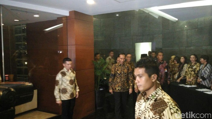 Usai Buka Puasa Bareng SBY dan Ical, Jokowi Ke Bedah Buku Sidarto Danusubroto