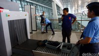 Sejumlah penumpang melewati security check point saat simulasi di Terminal 3 Ultimate Bandar Udara (Bandara) Internasional Soekarno-Hatta.