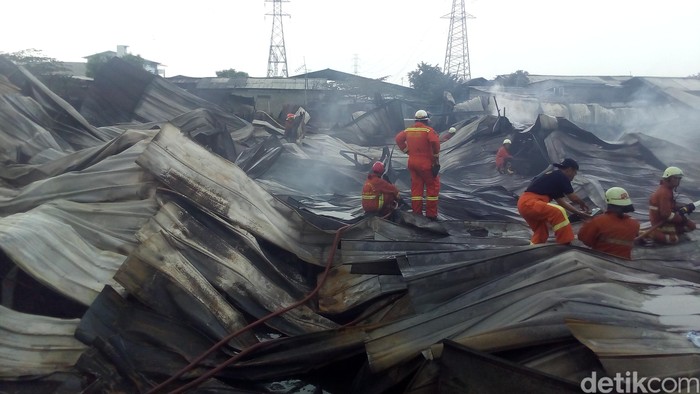 50 Lapak Daur Ulang Plastik di Pulogadung Terbakar, Kerugian Diduga Rp 2 M