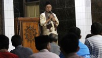 Zulkifli memberikan ceramah usai Sholat Subuh.