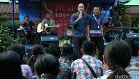 GM Corporate Affairs Asia Pulp Paper (APP) Sinar Mas, Yuki Wardhana dan Vokalis Lettto Band, Sabrang Damar Mawa Panuluh kepada Kepala Sekolah SMPN 40, Bambang Kardono di SMP Negeri 40, Jakarta, Sabtu (11/6/2016).