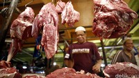 Penjual daging sapi memotong dagangnya di salah satu pasar tradisional Jakarta, Minggu (12/06/2016).