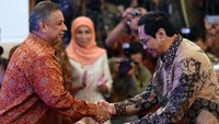 Direktur PT PLN (Persero) Sofyan Baasir melakukan penyerahan secara simbolis Certificate of CP Completion Financing Date Certificate kepada Presiden Direktur PT Bhimasena Power Indonesia (BPI) Mohammad Effendi di Istana Negara. Istimewa.