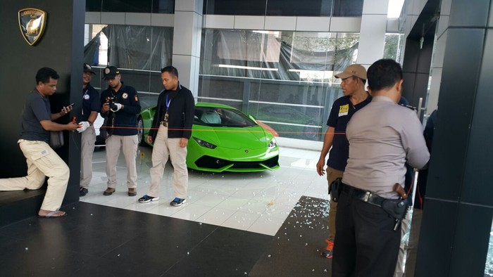 Polisi Olah TKP Kasus Penembakan Showroom Lamborghini TB Simatupang
