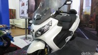 Skutik bongsor Max SYM 600i ini memiliki mesingede, yakni 565 cc yang bisa mengeluarkan tenaga 30,3 kW di 6.500 rpm dan torsi maksimal 43,2 Nm di 5.500 rpm. Foto: Khairul Imam Ghozali