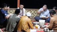 Ketua Umum PAN Zulkifli Hasan didampingi Ketua Fraksi PAN DPR RI Mulfachri Harahap dalam kesempatan tersebut. Zulkifli Hasan tampak berbincang dengan Pimpinan Pondok Pesantren PERSIS 99 KH. Aceng Zakaria. 