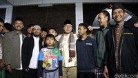 Zulkifli sempat berbincang bincang dengan masyarakat dan santri Pondok Pesantren PERSIS 99 Rancabango Tarogong Kab. Garut Jabar, (12/06/2016).