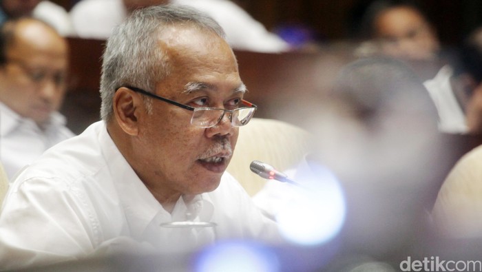 Komisi V DPR RI melakukan Rapat Kerja (Raker) dengan Menteri Pekerjaan Umum dan Perumahan Rakyat (MenPU-PR), Basuki Adimoeljono, Menteri Perhubungan (Menhub), Ignasius Jonan, Menteri Desa, Pembangunan Daerah Tertinggal dan Transmigrasi (MenDes), Marwan Jafar di Komplek Parlemen, Senayan, Jakarta, Senin (13/6/2016). Raker tersebut membahas rencana Kerja Kementerian Negara/Lembaga (RKAKL) dalam Rancangan Anggaran Pendapatan dan Belanja Negara Perubahan (RAPBN) 2016. Lamhot Aritonang/detikcom.