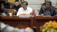Komisi III DPR mengadakan rapat kerja dengan Jaksa Agung HM Prasetyo yang membahas  R-APBN 2017 di Komplek Parlemen, Senayan, Jakarta, Senin (13/6/2016). 