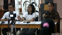 Menurut mereka, kelahiran kebijakan keamanan kontroversial seperti bela negara, praktik pelatihan militer kepada kelompok preman dan paramiliter, termasuk agenda Menhan untuk memerangi ideologi marxisme melalui rencana pembentukan kantor kementerian pertahanan di tingkat provinsi dan intelijen pertahanan adalah wujud minimnya kontrol sipil demokratik atas sektor keamanan di Indonesia.