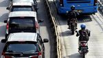 Pengendara Nakal Nekat Terobos Busway