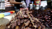 Buah Kurma menjadi salah satu santapan yang disajikan warga saat bebuka puasa. 