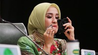 Bella memastikan kembali makeup-nya sebelum on-air.
