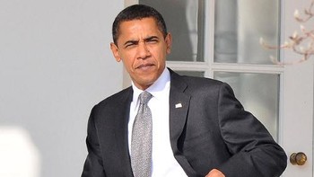 BlackBerry miliknya selalu tersimpan manis di sarung ponsel yang menempel di pinggangnya. Bagaimana dengan sekarang saat berlibur di Indonesia, apakah masih setia pakai BlackBerry? Foto: GettyImages