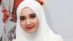 Zaskia Sungkar Manis dengan Hijab Sederhana