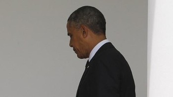 Setiap ada kesempatan, ia selalu mengecek pesan yang masuk di BlackBerry pribadinya yang tentunya sudah dibekali jalur keamanan VVIP. Foto: Jim Bourg/Reuters