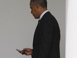 Obama Ketika Masih Lengket dengan BlackBerry