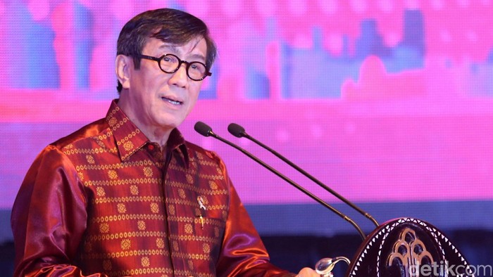 Menkum HAM Yasonna Laoly meluncurkan buku Birokrasi Digital di kantornya, Jl. Rasuna Sahid, Kuningan, Jakarta Selatan, Senin (13/6/2016). Buku diluncurkan bersamaan dengan hasil opini laporan keuangan tahun 2015 BPK RI di mana Kemenkumham kembali mendapat predikat WPT (Wajar Tanpa Pengecualian).
