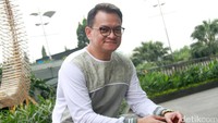 Hedi Yunus juga akan memasuki usia 54 tahun ini. Vokalis Kahitna itu memang tak pernah mengumbar kisah cintanya. Dia juga tak mau sesumbar soal target menikah. Foto: Gus Mun/detikHOT