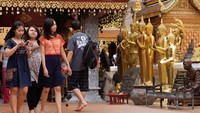 Foto: Untuk masuk area dalam vihara, sepatu dan sandal harus dilepas. Jika mengenakan celana pendek, disarankan untuk menyewa sarung (Baban/detikTravel)