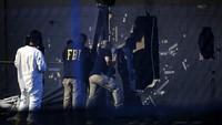 Petugas kepolisian melakukan olah TKP kejadian penambakan tersebut. Jim Young/Reuters/detikFoto.