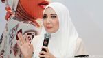 Zaskia Sungkar Manis dengan Hijab Sederhana