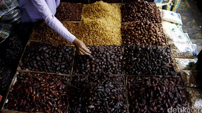 Bulan Puasa, Pedagang Kurma Kebanjiran Rejeki