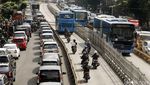 Pengendara Nakal Nekat Terobos Busway