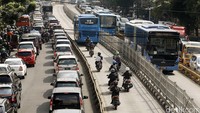Mayoritas pengendara motor yang menerobos masuk koridor Busway tampaknya tidak takut dengan ancaman diberlakukannya denda maksimal slip biru sebesar Rp 500 ribu.