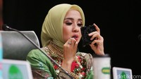 Bella kembali memoleskan lipstik pink di bibirnya.