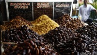 Pedagang kurma dikawasan pasar Tanah Abang Jakarta Pusat, Senin (13/6/2016) mulai diserbu warga selama bulan suci Ramadan.