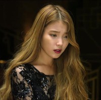 Penyanyi IU pernah jadi korban gosip haters pada 2013, ketika ia dirumorkan sedang mempersiapkan pernikahan dengan salah satu anggota boyband terkenal. Pihak IU segera bertindak dan meminta investigasi dilakukan. Pelakunya pun tertangkap. Foto: GQ Korea.